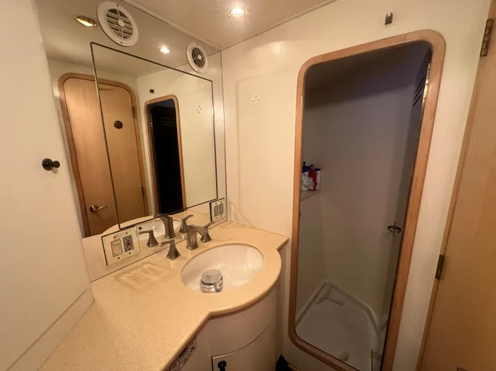 Poco Mas Yacht Photos Pics 