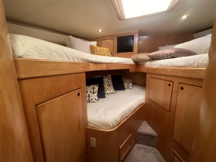 Poco Mas Yacht Photos Pics 