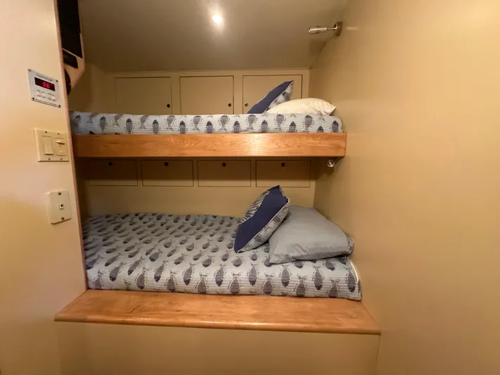 Poco Mas Yacht Photos Pics 