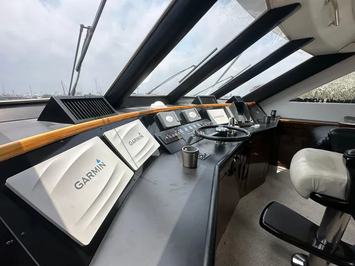 Poco Mas Yacht Photos Pics 