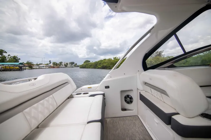 Karma Yacht Photos Pics Regal 33 Karma - Cockpit