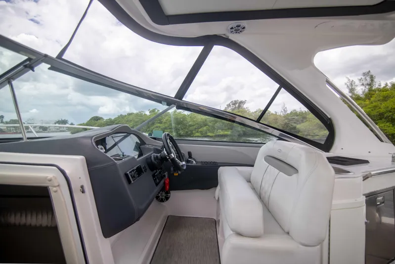 Karma Yacht Photos Pics Regal 33 Karma - Helm