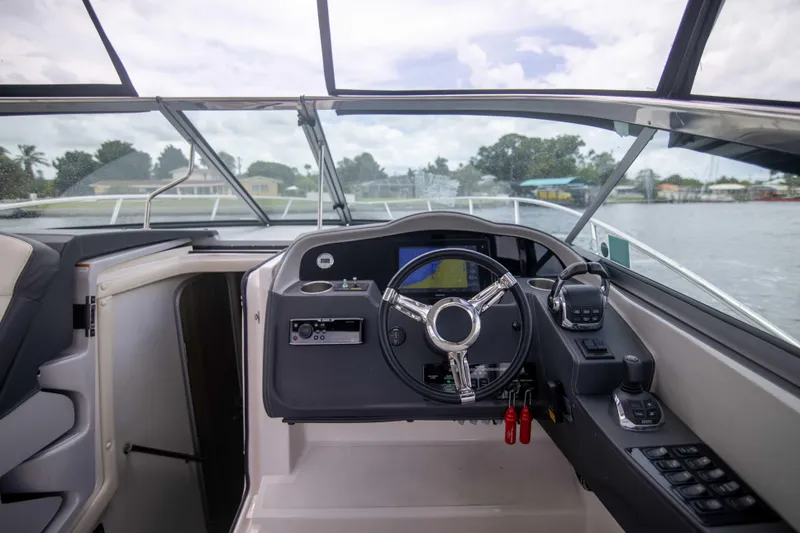 Karma Yacht Photos Pics Regal 33 Karma - Helm