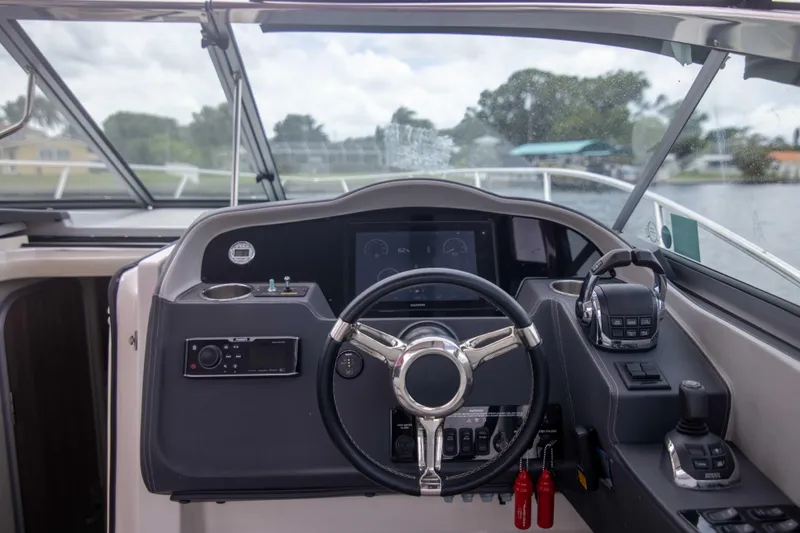 Karma Yacht Photos Pics Regal 33 Karma - Helm