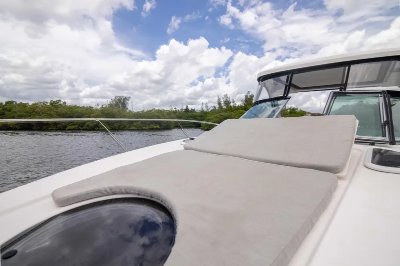 Karma Yacht Photos Pics Regal 33 Karma - Bow