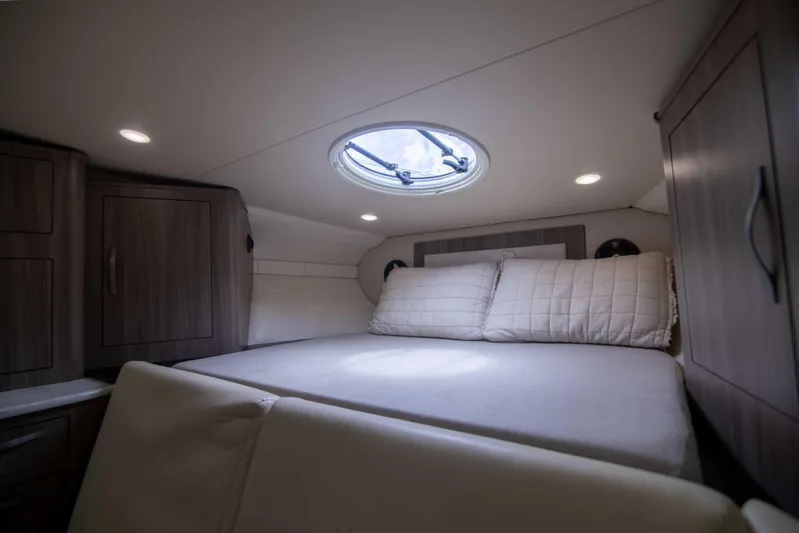 Karma Yacht Photos Pics Regal 33 Karma - Forward Berth