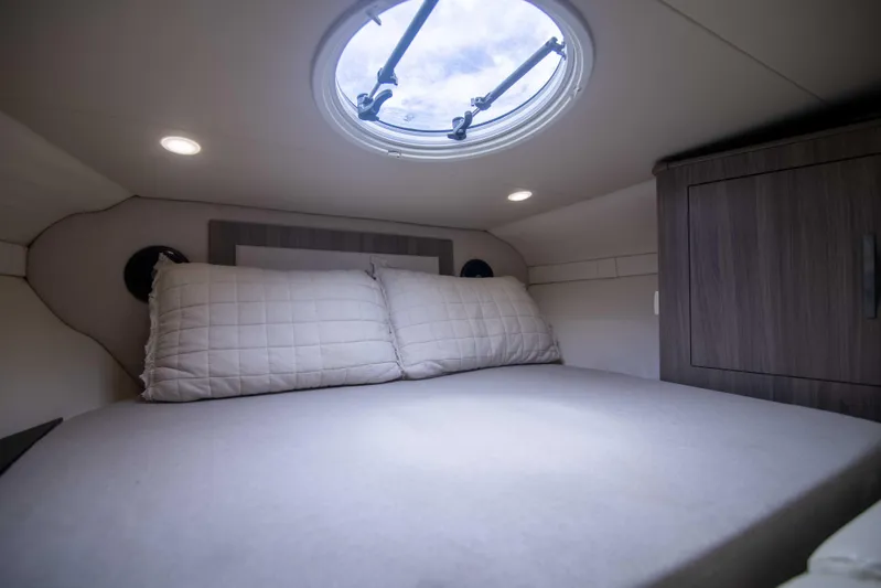 Karma Yacht Photos Pics Regal 33 Karma - Forward Berth