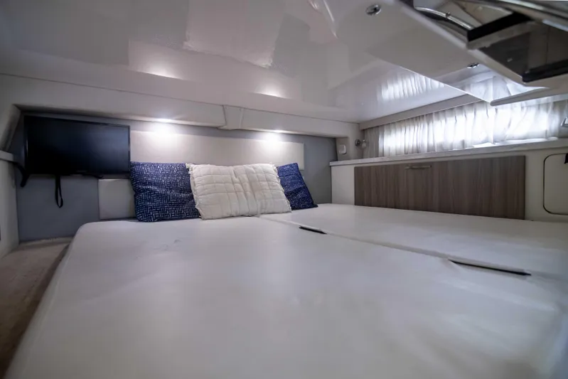 Karma Yacht Photos Pics Regal 33 Karma - Midship Berth