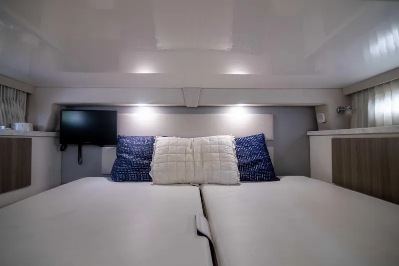 Karma Yacht Photos Pics Regal 33 Karma - Midship Berth
