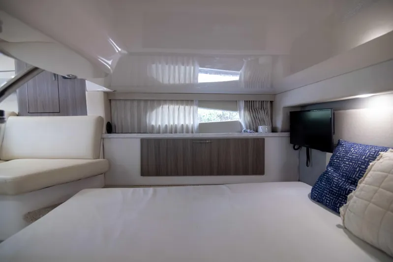 Karma Yacht Photos Pics Regal 33 Karma - Midship Berth