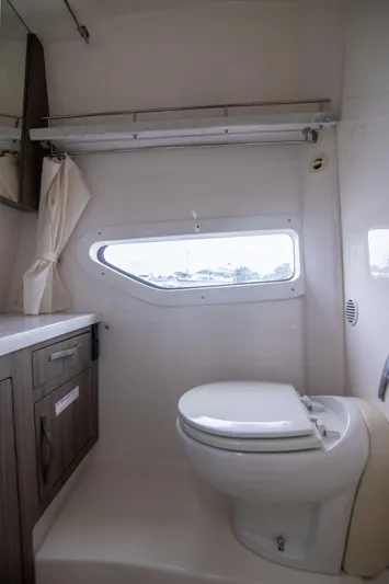 Karma Yacht Photos Pics Regal 33 Karma - Head