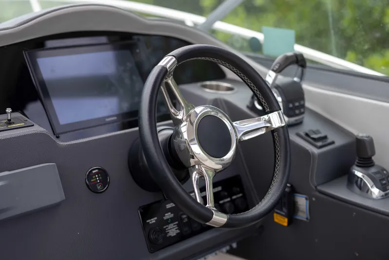 Karma Yacht Photos Pics Regal 33 Karma - Helm