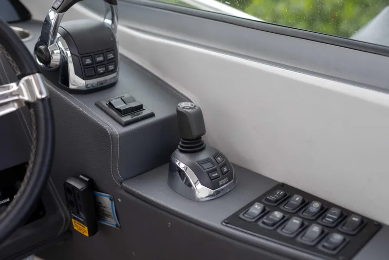 Karma Yacht Photos Pics Regal 33 Karma - Helm