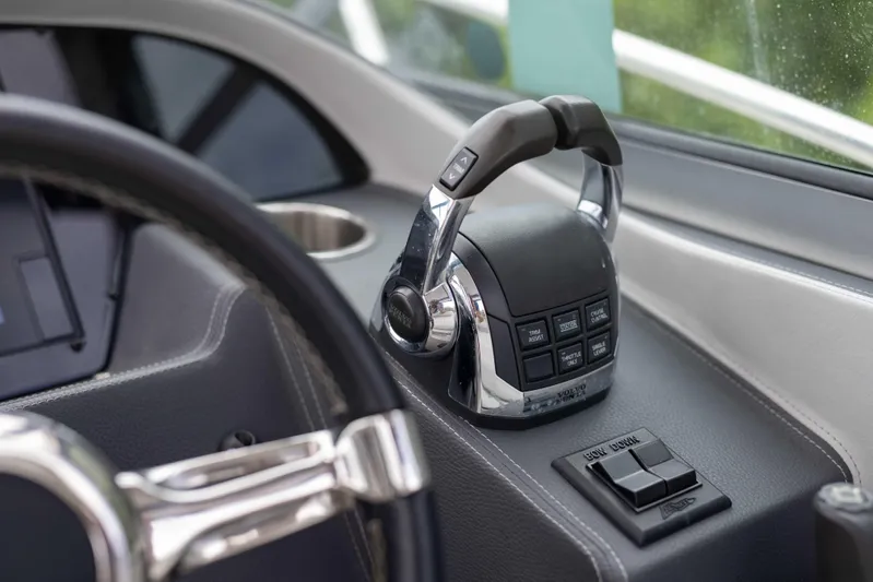 Karma Yacht Photos Pics Regal 33 Karma - Helm