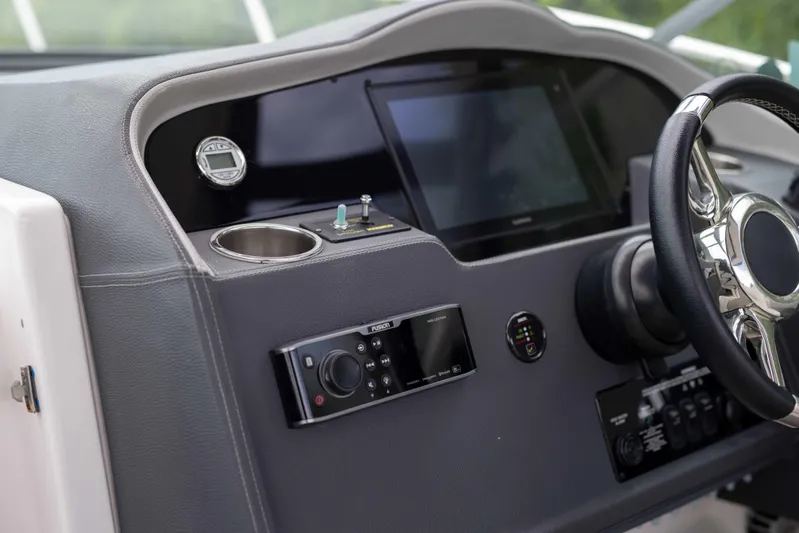 Karma Yacht Photos Pics Regal 33 Karma - Helm