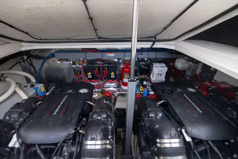 Karma Yacht Photos Pics Regal 33 Karma - Engine