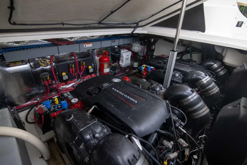 Karma Yacht Photos Pics Regal 33 Karma - Engine