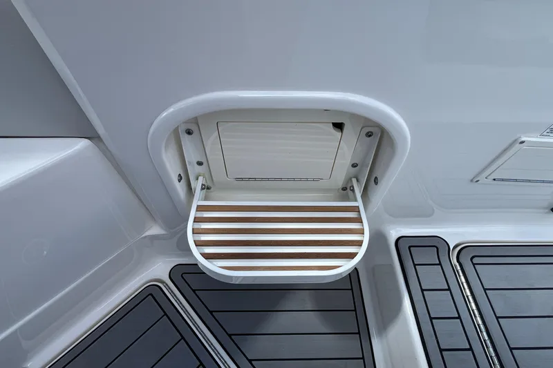 Lowest Priced 280slx In Mint Condition Yacht Photos Pics 2021 Sea Ray SLX 280 swim platform with teak-style step detail.