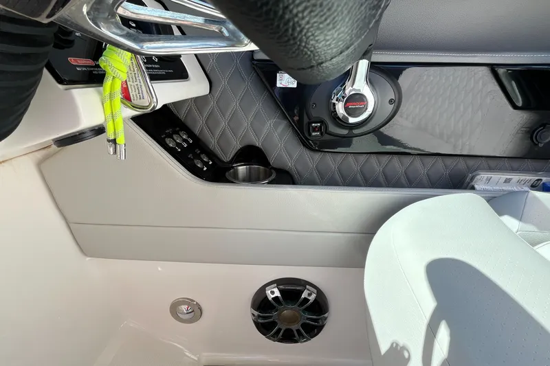 Lowest Priced 280slx In Mint Condition Yacht Photos Pics 2021 Sea Ray SLX 280 boat interior with control panel and speaker.