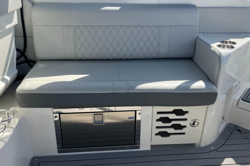 Lowest Priced 280slx In Mint Condition Yacht Photos Pics 2021 Sea Ray SLX 280 boat seat with storage and cup holders.