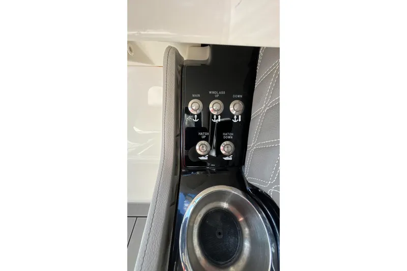 Lowest Priced 280slx In Mint Condition Yacht Photos Pics Control panel of 2021 Sea Ray SLX 280 boat with cup holder.