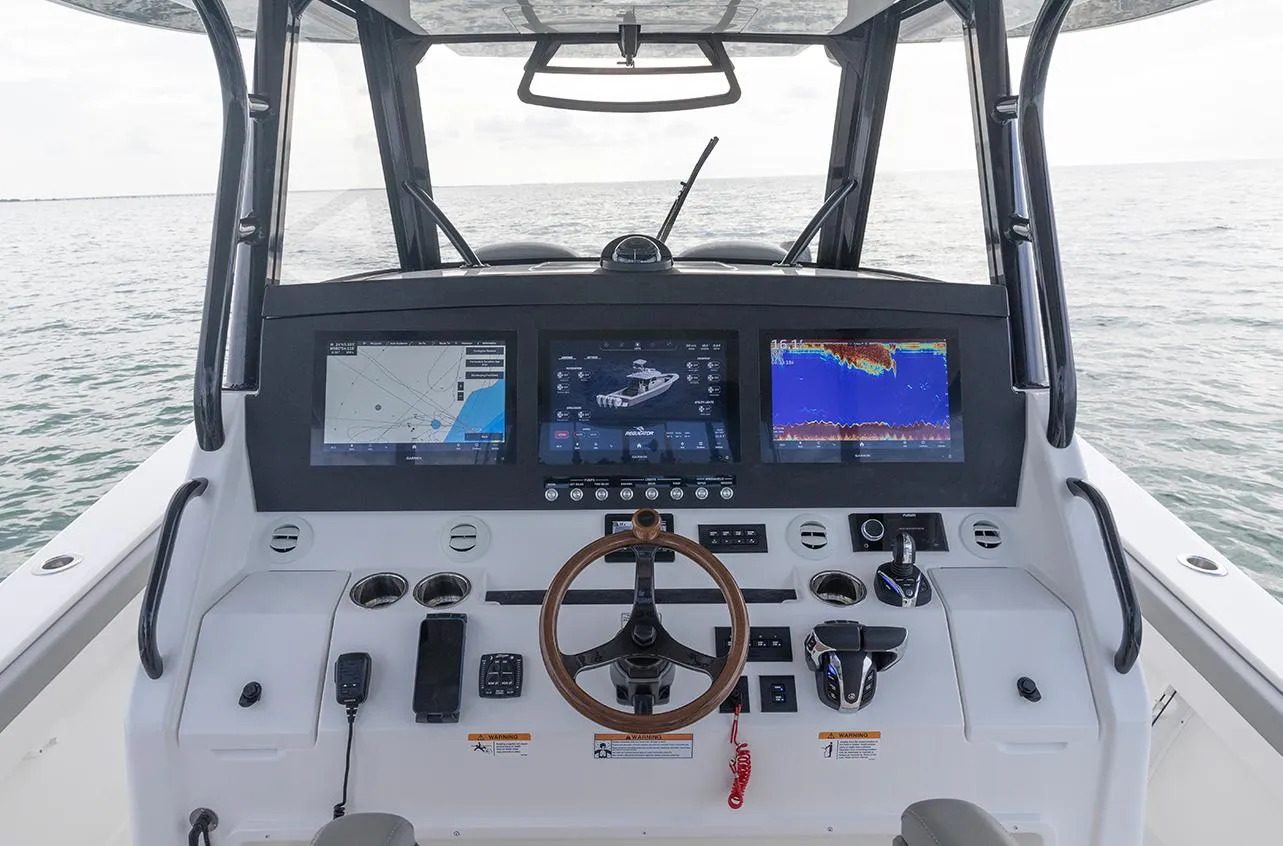 2025 Regulator 35 Photo