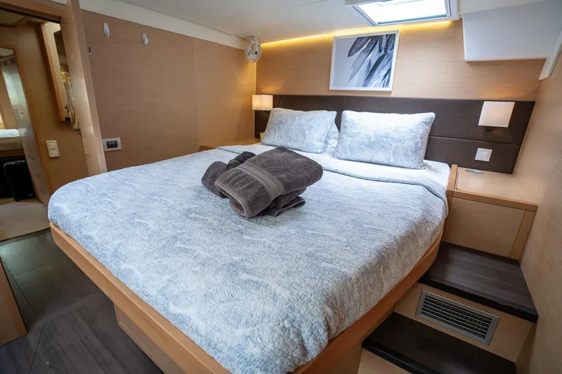 Respite At Sea Yacht Photos Pics Starboard Forward Guest Cabin