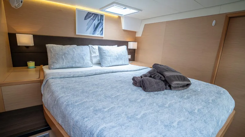 Respite At Sea Yacht Photos Pics Stbd Fwd Guest Cabin