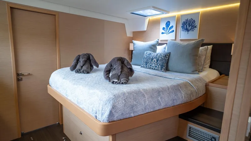 Respite At Sea Yacht Photos Pics Port Fwd Guest Suite