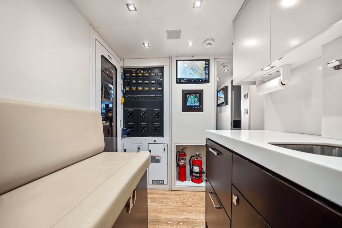 2019 Hatteras 91 