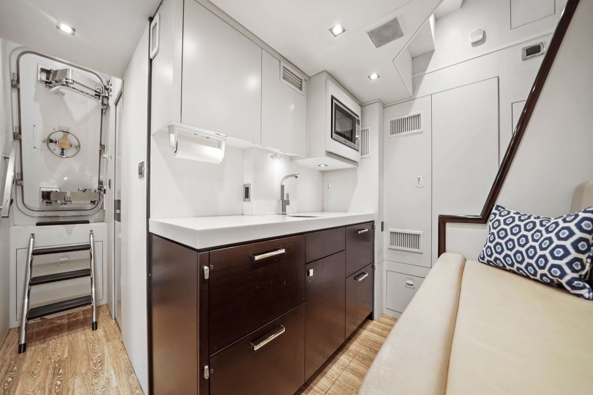 2019 Hatteras 91 