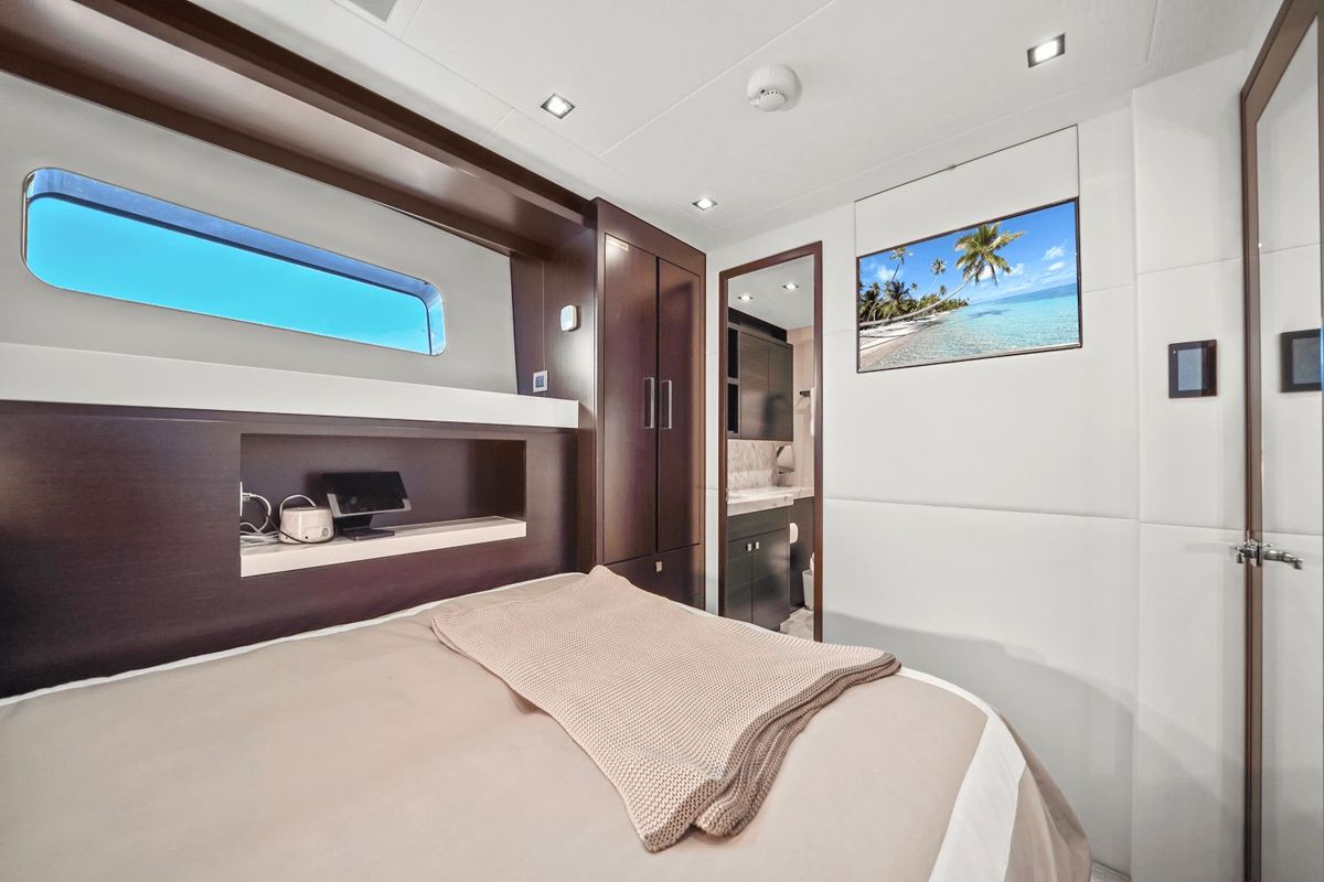 2019 Hatteras 91 