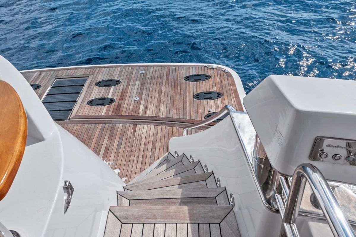 2019 Hatteras 91 