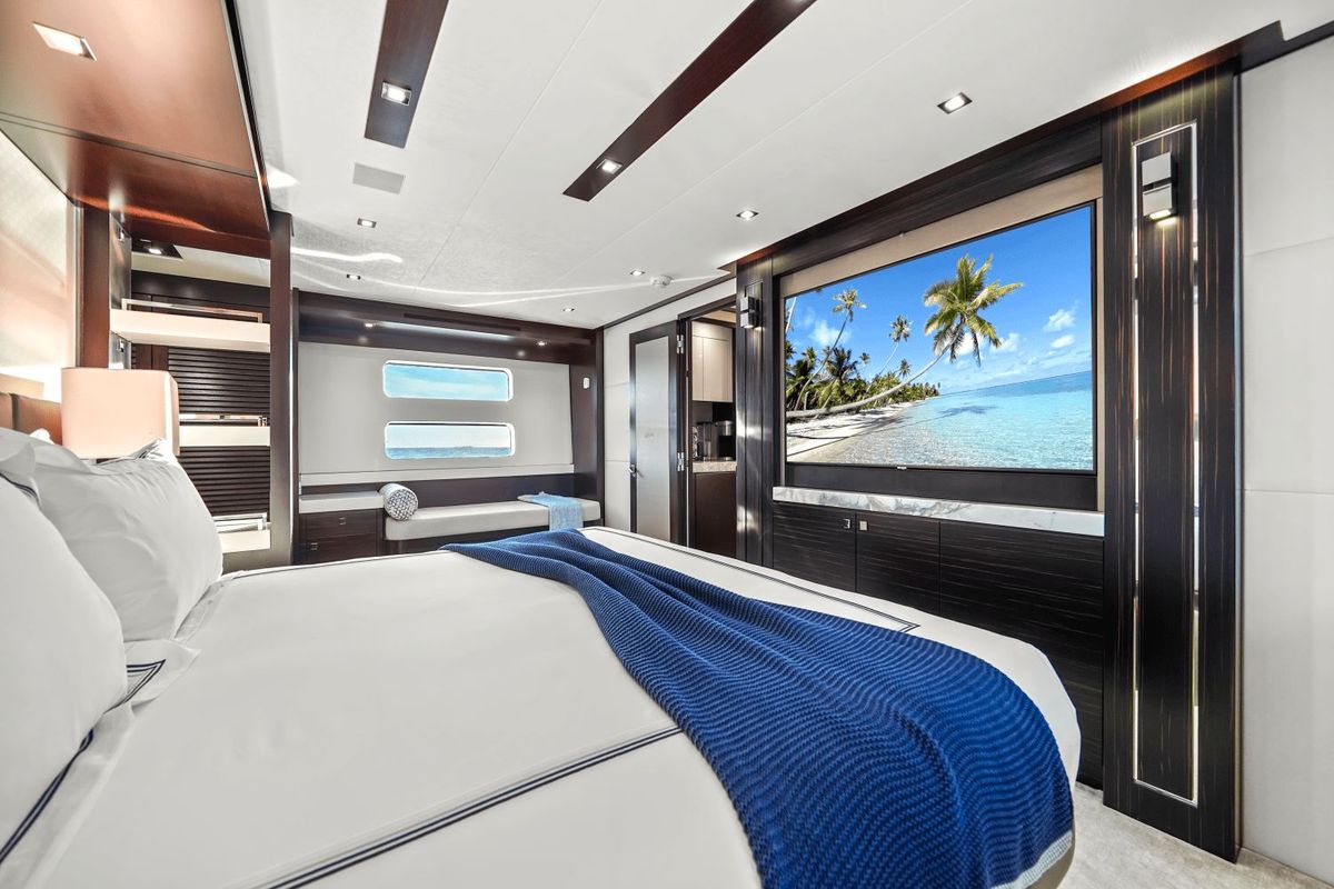 2019 Hatteras 91 