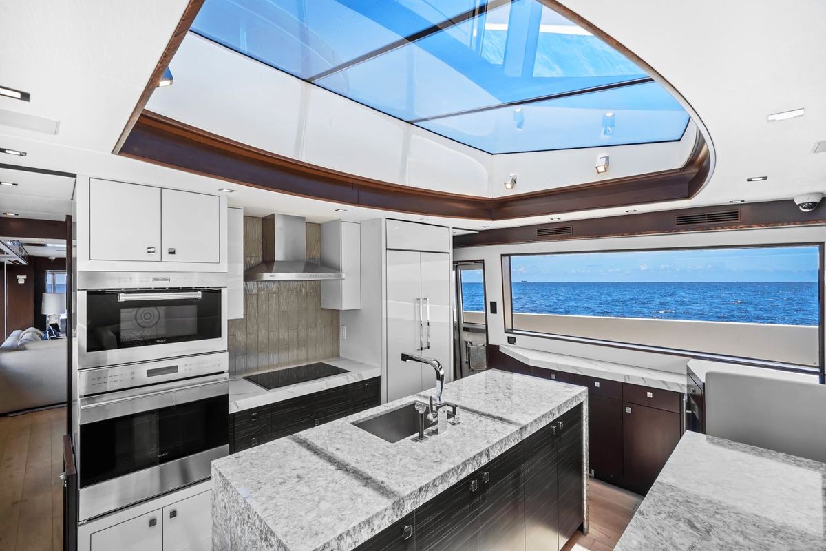 2019 Hatteras 91 
