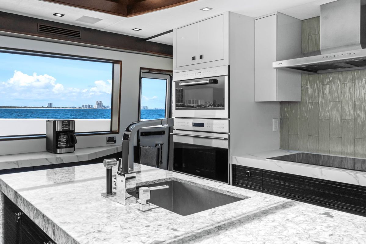 2019 Hatteras 91 