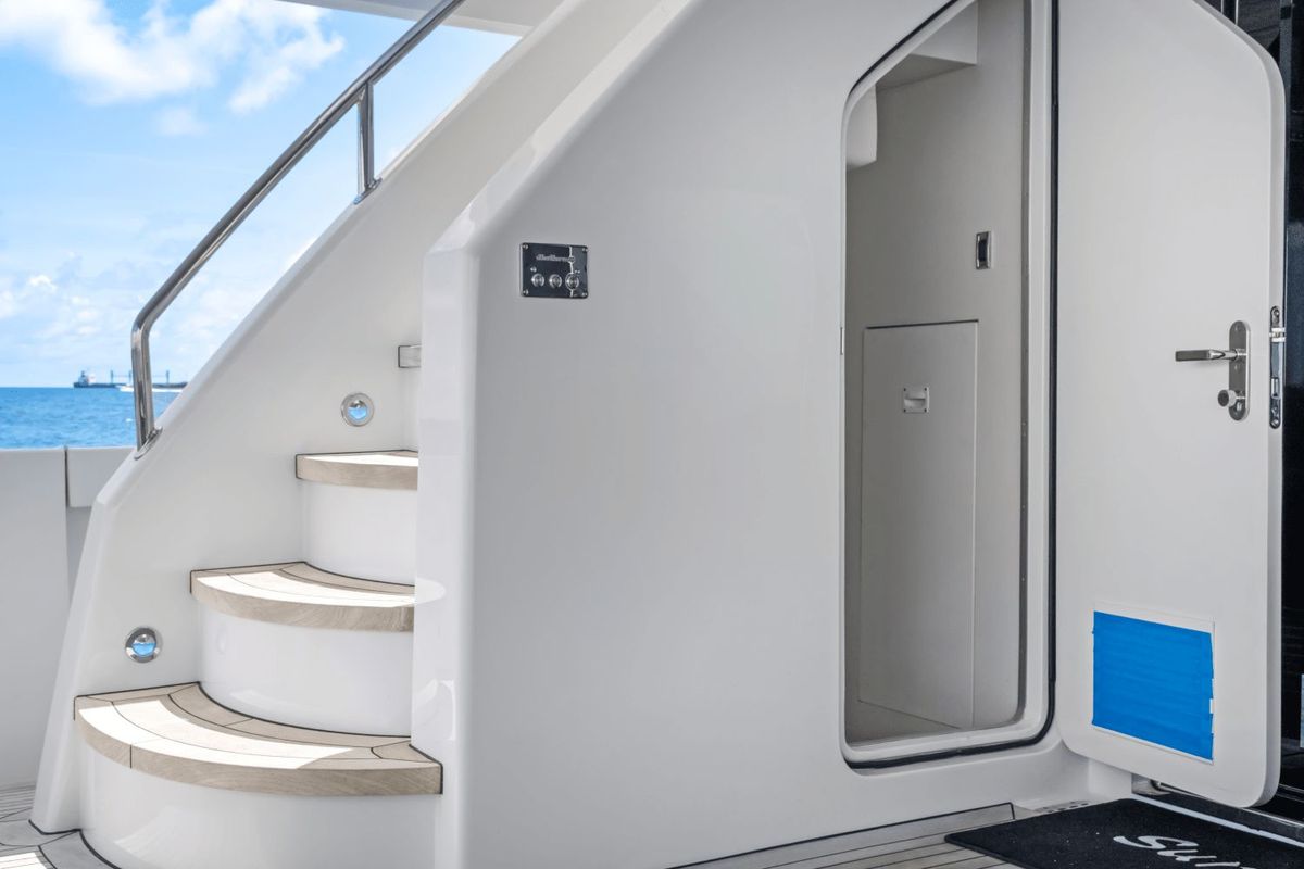 2019 Hatteras 91 