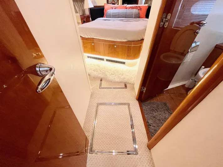 Ellyn Yacht Photos Pics Luxurious interior of 2010 Sunseeker Manhattan 70 yacht bedroom and bathroom.