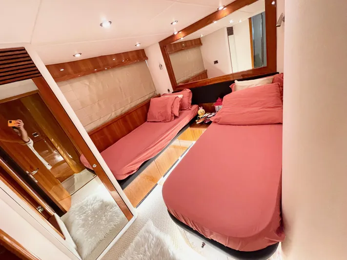 Ellyn Yacht Photos Pics Luxurious 2010 Sunseeker Manhattan 70 yacht cabin with twin beds and elegant wood finishes.