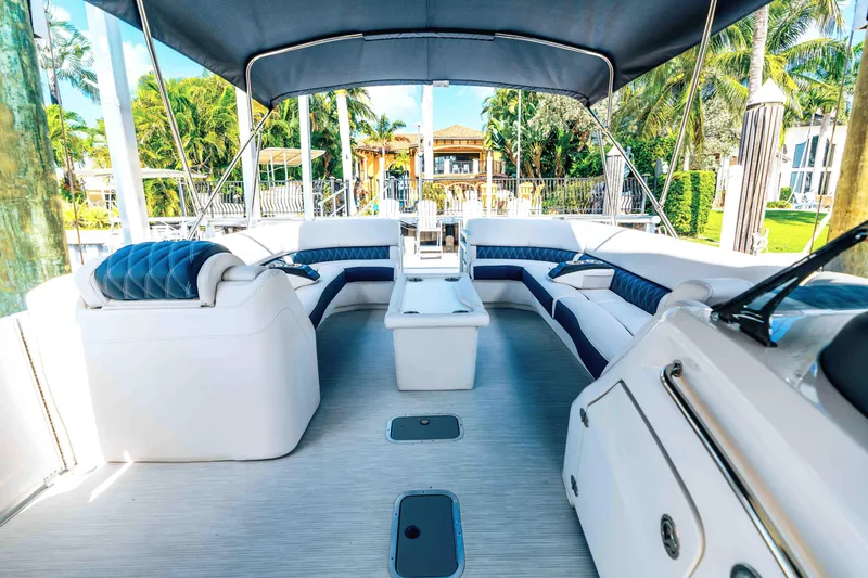 Hold On Yacht Photos Pics Bennington 30 HOLD ON - Deck Seating