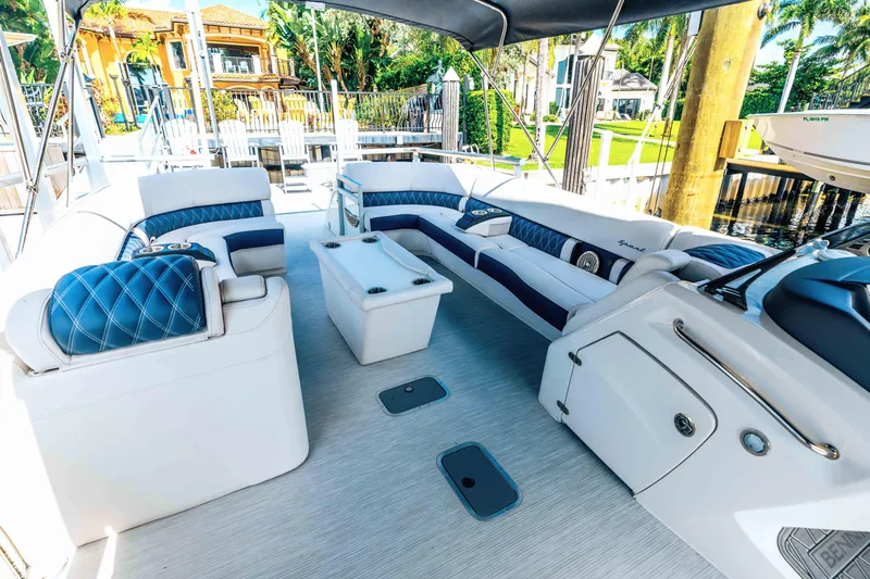 Hold On Yacht Photos Pics Bennington 30 HOLD ON - Deck Seating