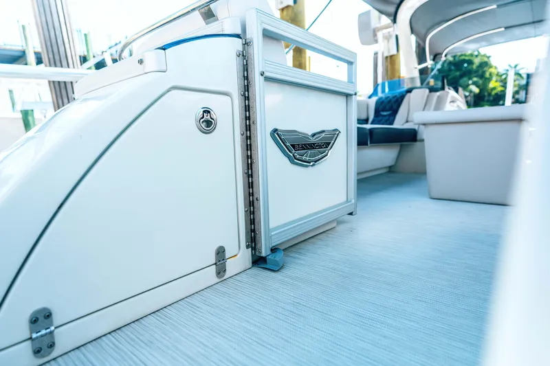 Hold On Yacht Photos Pics Bennington 30 HOLD ON - Deck