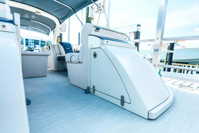 Hold On Yacht Photos Pics Bennington 30 HOLD ON - Deck