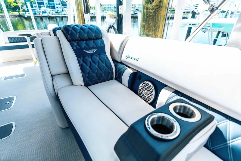 Hold On Yacht Photos Pics Bennington 30 HOLD ON - Deck Seating