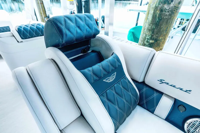Hold On Yacht Photos Pics Bennington 30 HOLD ON - Deck Seating