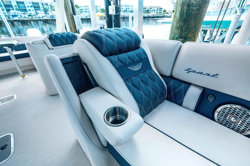 Hold On Yacht Photos Pics Bennington 30 HOLD ON - Deck Seating