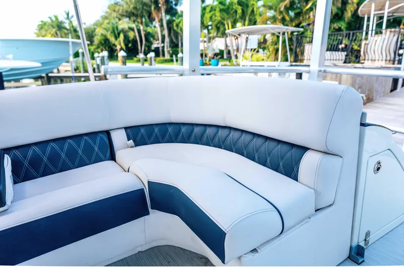 Hold On Yacht Photos Pics Bennington 30 HOLD ON - Deck Seating