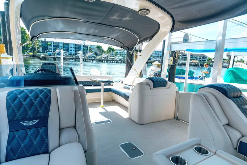 Hold On Yacht Photos Pics Bennington 30 HOLD ON - Deck Seating