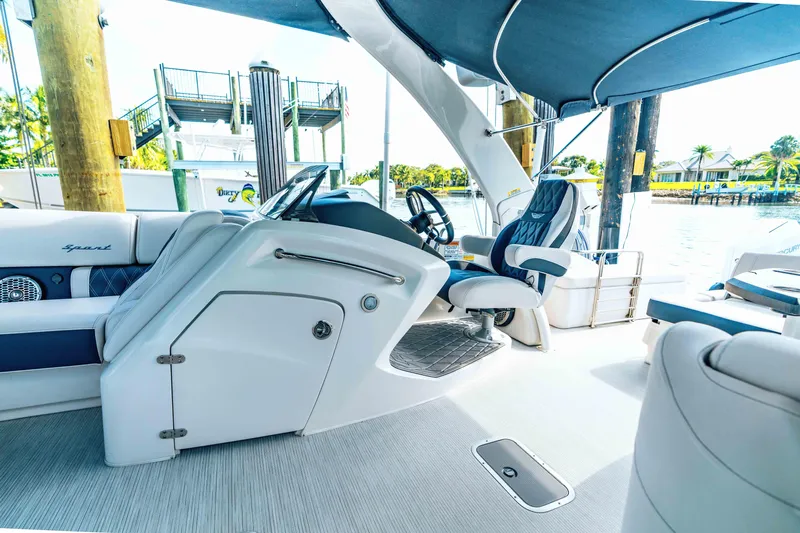 Hold On Yacht Photos Pics Bennington 30 HOLD ON - Helm Station