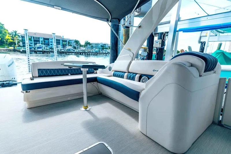 Hold On Yacht Photos Pics Bennington 30 HOLD ON - Aft Seating & Table